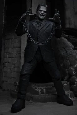 NECA Frankensteins Monster - Ultimate Monster Actionfigur (schwarz/weiß) -Figurenwelt Geschaft 0480511