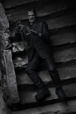 NECA Frankensteins Monster - Ultimate Monster Actionfigur (schwarz/weiß) -Figurenwelt Geschaft 0480512