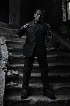 NECA Frankensteins Monster - Ultimate Monster Actionfigur (schwarz/weiß) -Figurenwelt Geschaft 048052