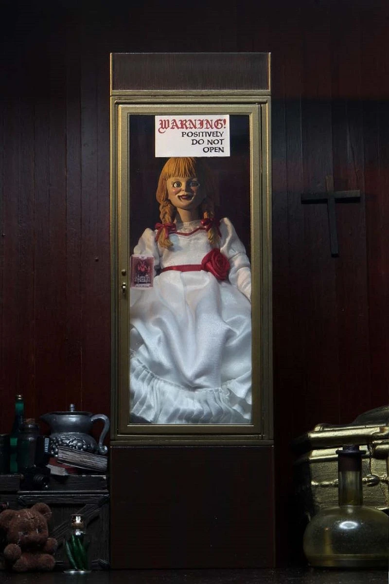 NECA The Conjuring Universe - Annabelle Clothed Actionfigur 13 NECA The Conjuring Universe - Annabelle Clothed Actionfigur - Image 11
