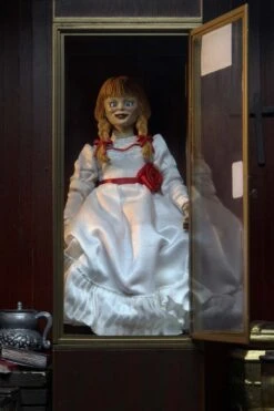 NECA The Conjuring Universe - Annabelle Clothed Actionfigur 26 NECA The Conjuring Universe - Annabelle Clothed Actionfigur -Figurenwelt Geschaft 148934 1
