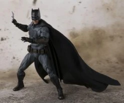 Justice League - Batman - S.H.Figuarts Figur -Figurenwelt Geschaft 5c8d2340ba01b76c5412af6ff5f8b6dfeecbf8c04c74ebcc5d4323e3159e20c4