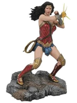 Diamond Select DC Gallery - JL Movie - Wonder Woman Bracelets Statue