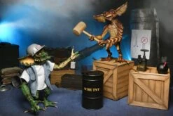 NECA Gremlins 2 - Ultimate Demolition Gremlin 2-Pack - Clothed Actionfigur -Figurenwelt Geschaft demo set7 scaled 1