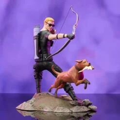 Diamond Select Marvel Gallery - Hawkeye Mit Lucky Dem Pizza-Dog - Statue